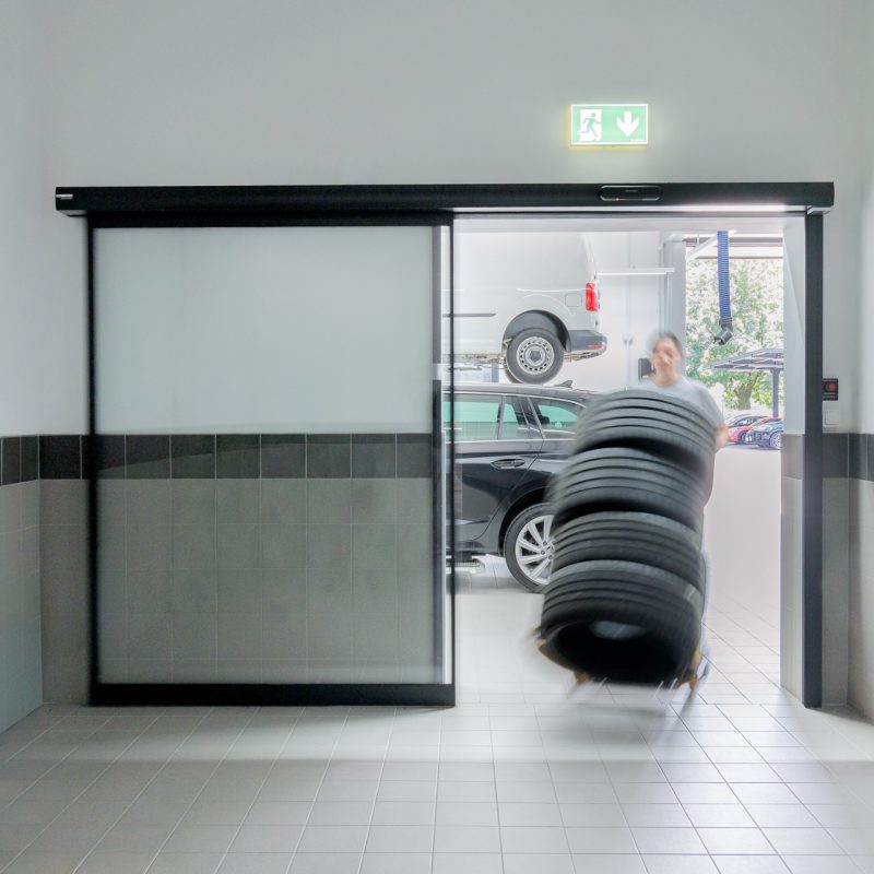 Automotive showroom Porsche & CUPRA | AB Biro